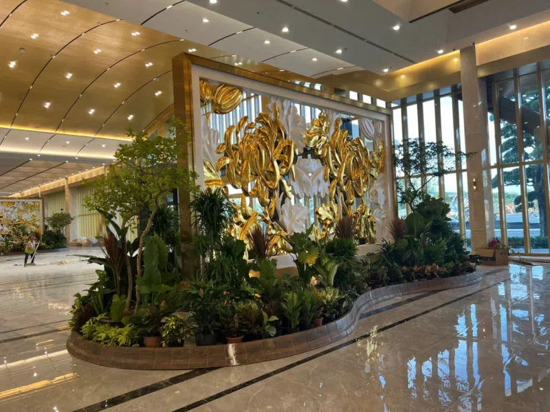 Không gian bồn cây cảnh quan tại sảnh Triển lãm Quốc gia
