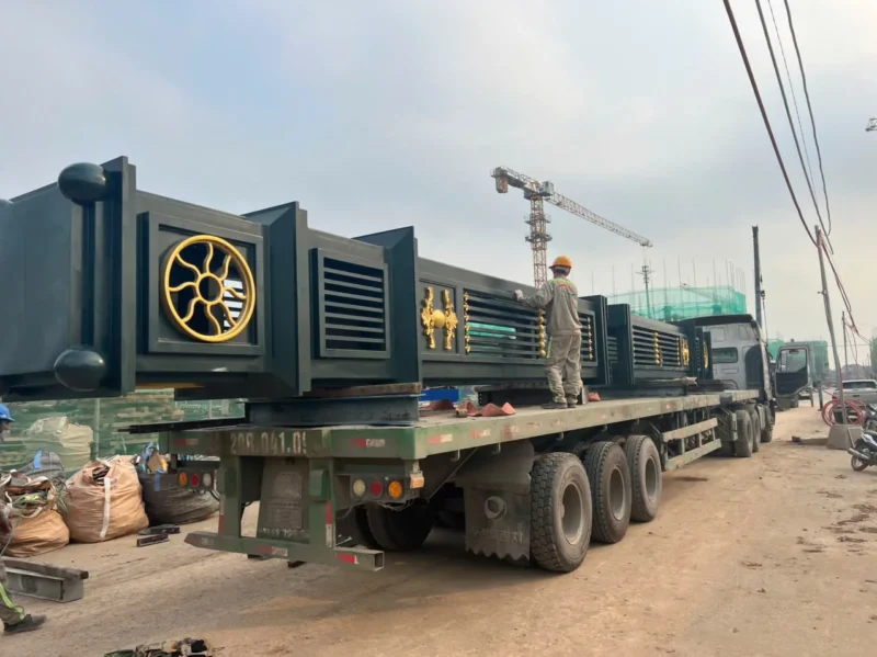 Vận chuyển cấu kiện cổng chào đến công trường Vinhomes Global Gate