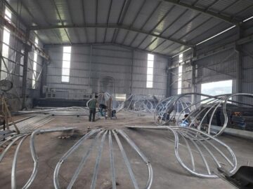 Hệ khung tạo hình các cánh hoa trong quá trình gia công.
