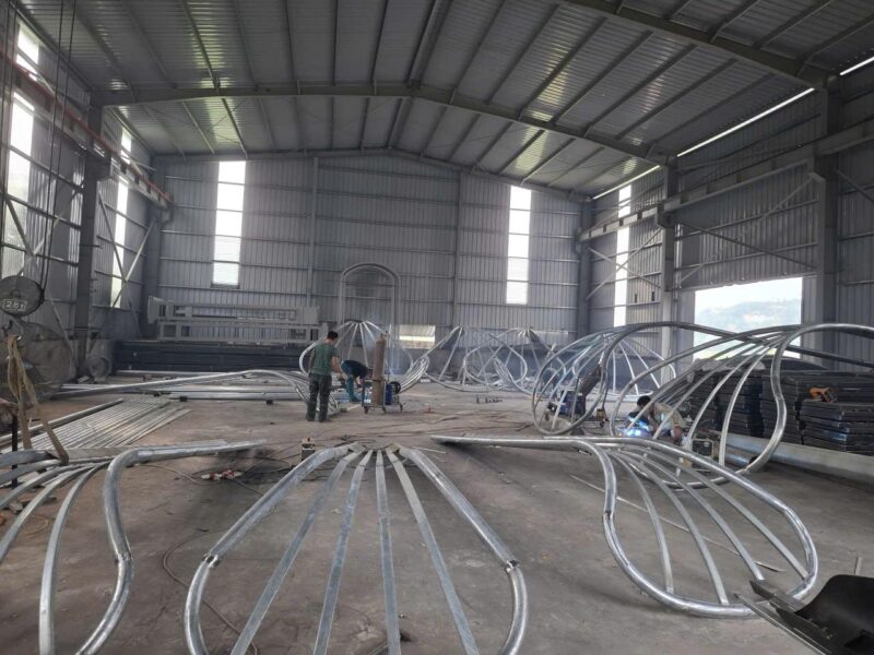 Hệ khung tạo hình các cánh hoa trong quá trình gia công.