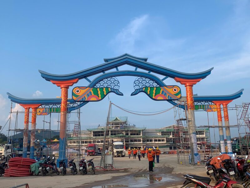 Góc chính diện cổng chào tại khu du lịch Suối khoáng Mỹ Lâm.
