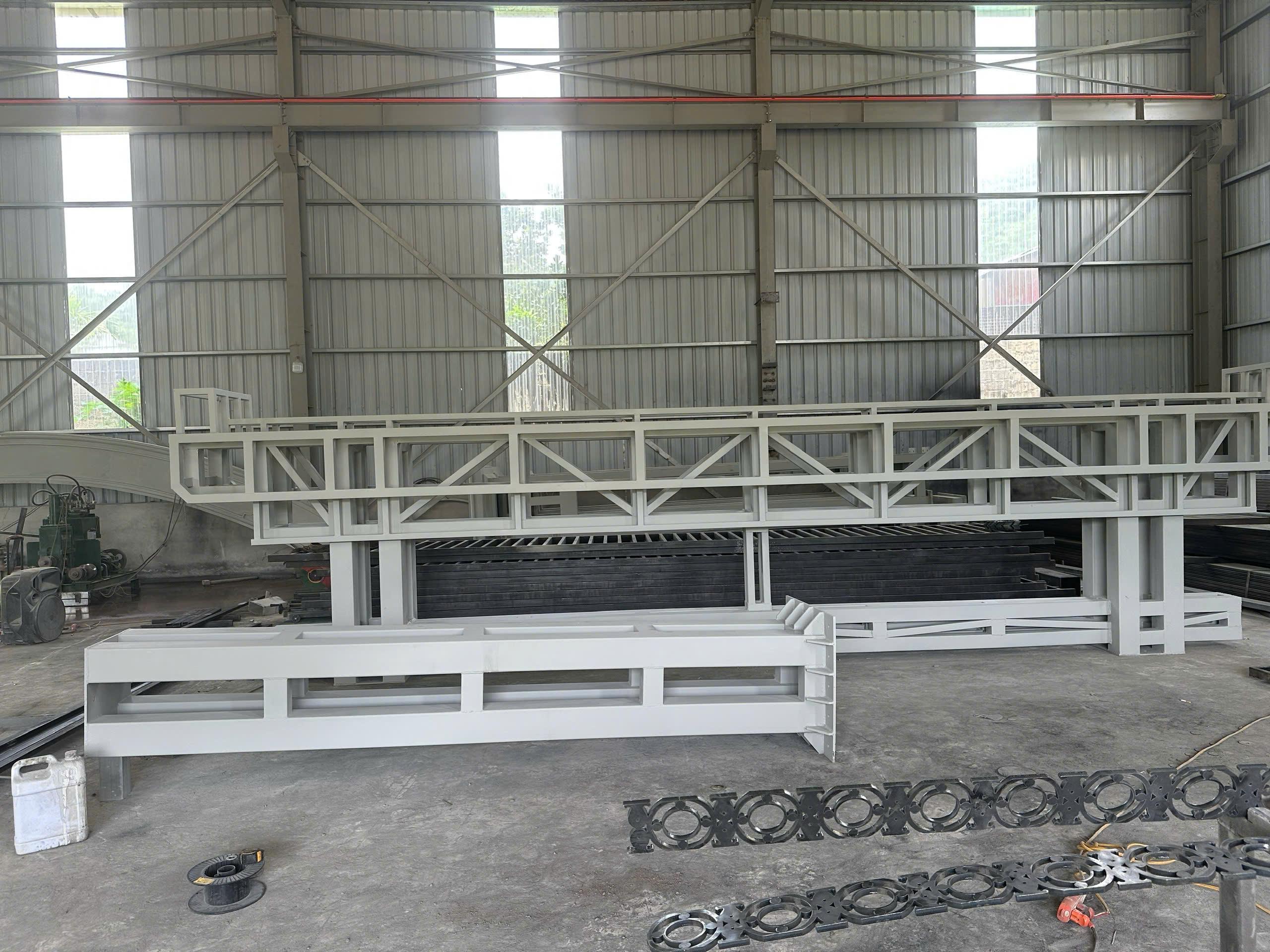 Các cấu kiện kết cấu được gia công tại xưởng.