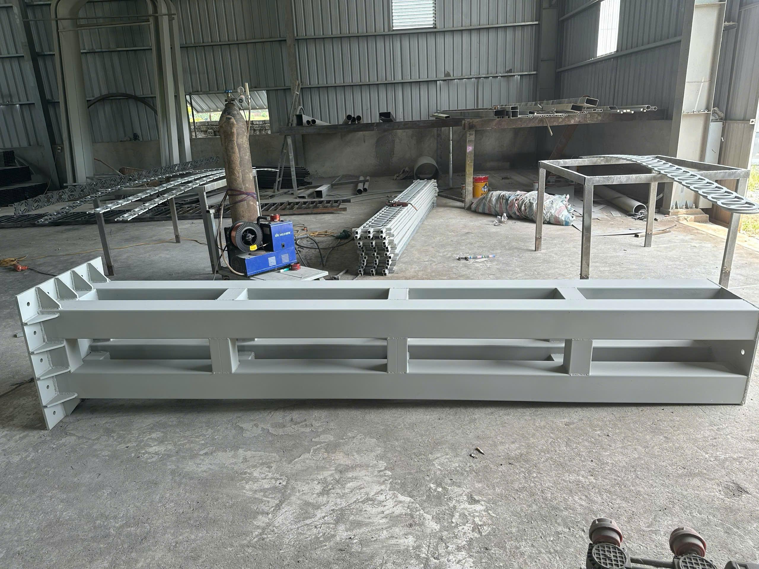 Chi tiết cấu kiện thép trong quá trình chuẩn bị lắp dựng.