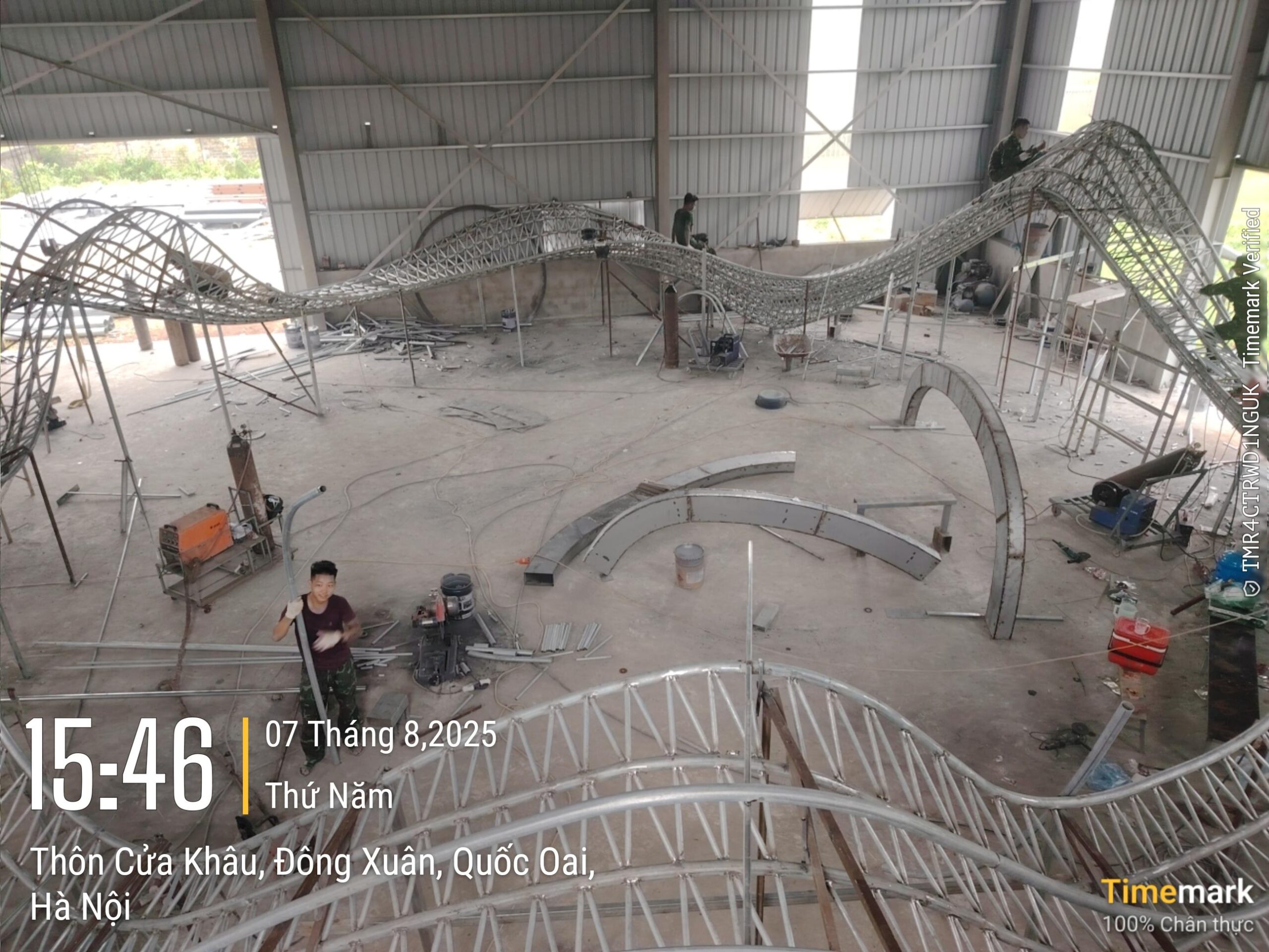Gia công hệ khung mái uốn nghệ thuật tại xưởng.